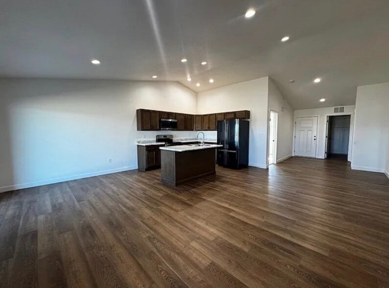 Building Photo - 719 S Bellflower Dr