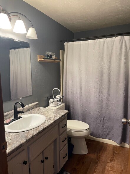 2nd floor bathroom - 3018 Manitowoc Rd