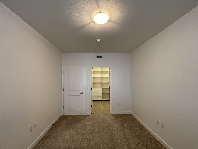 Building Photo - 423 7th St