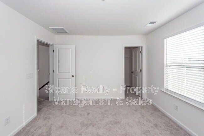 Building Photo - 4633 Forest Hills Dr