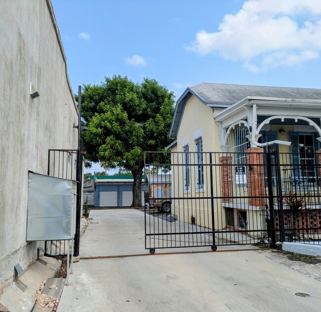 Building Photo - 1500 E Madison St