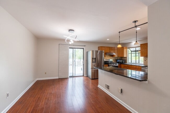 Building Photo - 2 bed 2.5 bath