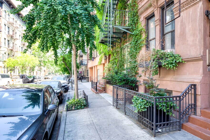 Building Photo - 214 E 25th St