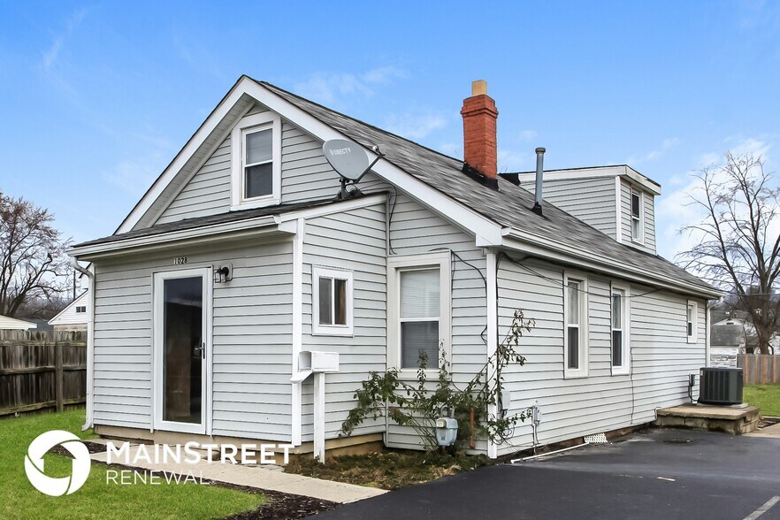 Primary Photo - 1028 Midland Ave