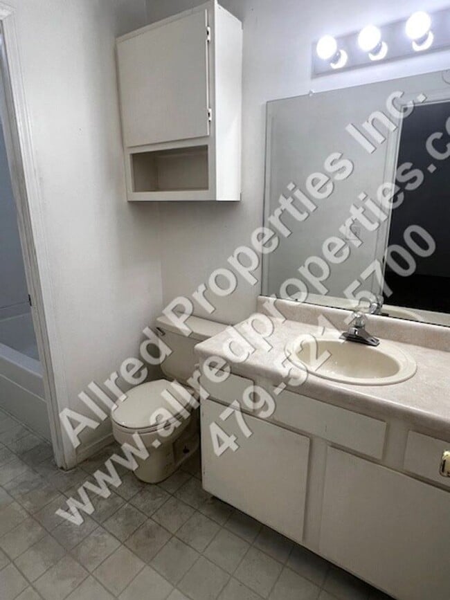 Building Photo - 2 Bedroom Duplex With NEW LVP Flooring In ...