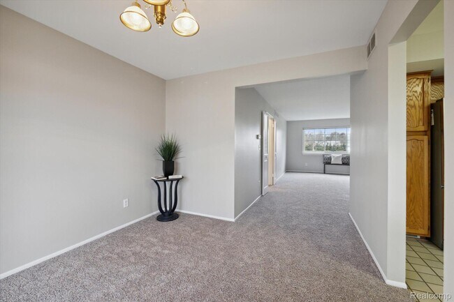 Dining area - 42536 Woodward Ave