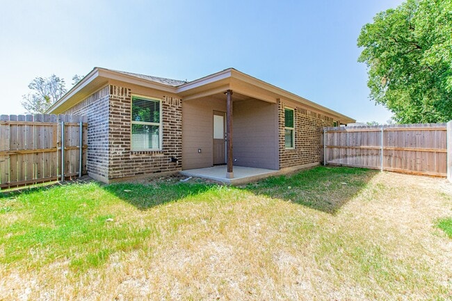 Building Photo - 2551 Leroy Ln