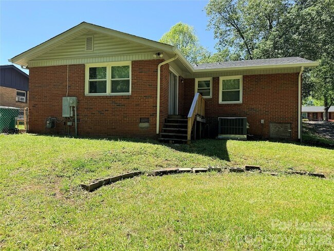 Building Photo - 1120 Claremont Rd