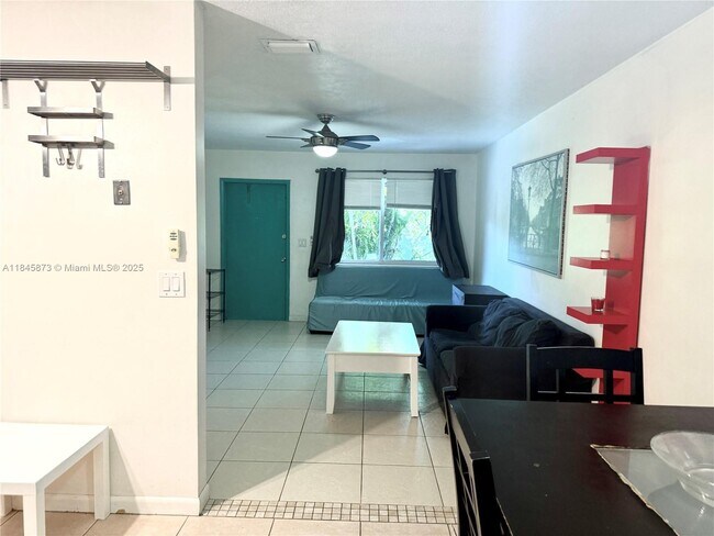 Building Photo - 1104 N 17th Ct