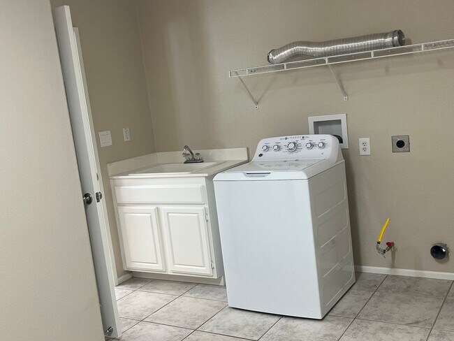 Building Photo - Murrieta 4 Bedroom