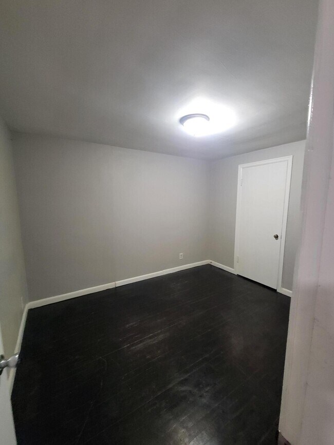 Building Photo - 1775 Harrodsburg Rd