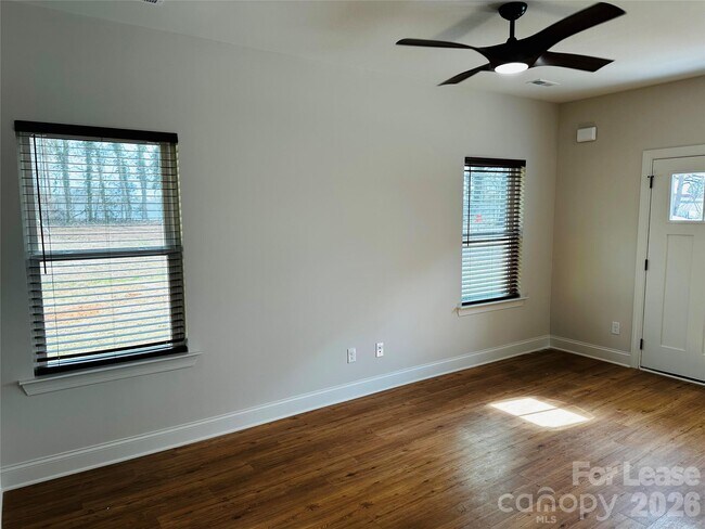 Building Photo - 525 N Linwood Ave