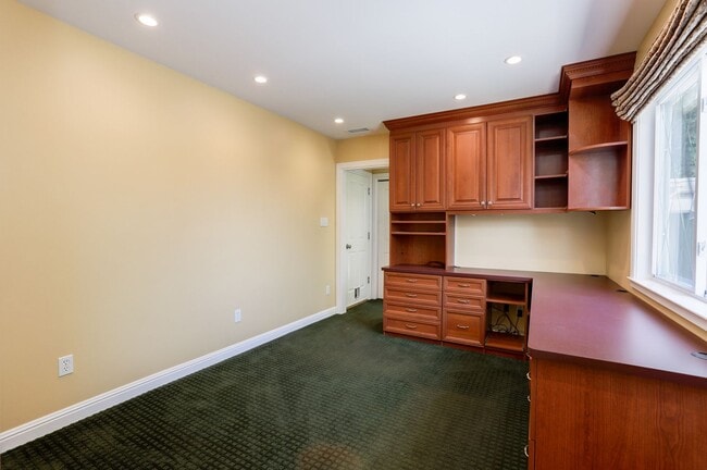 Building Photo - 4 Bed / 3 Bath Burlingame home near excell...