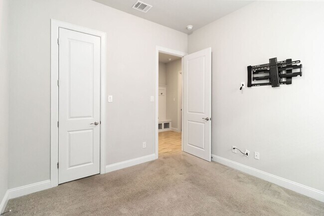 Building Photo - Beautiful 3-bed, 2-bath home for lease in ...