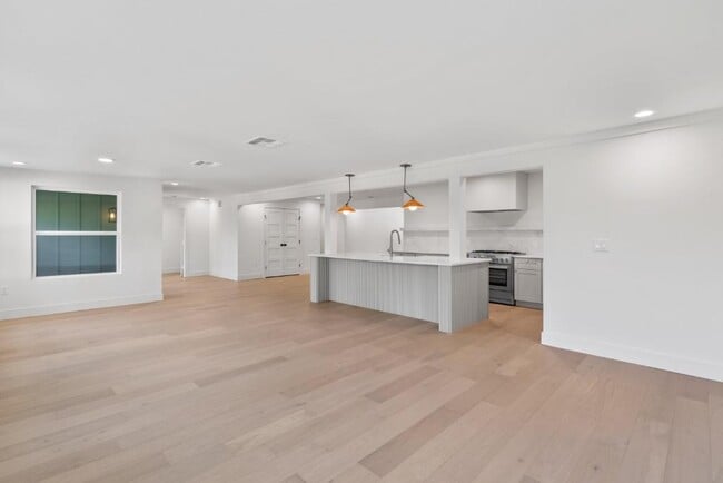 Building Photo - 1520 Villanova Dr