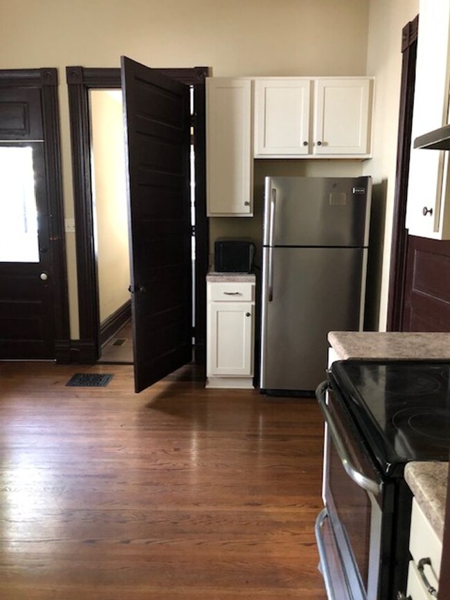 Building Photo - 6-bedroom 3 bath walking distance to WKU a...