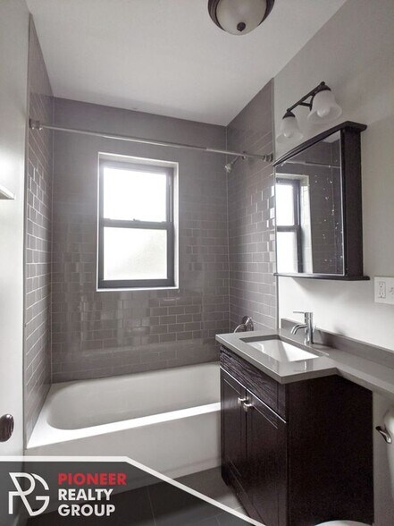 Building Photo - 4546 N Damen Ave
