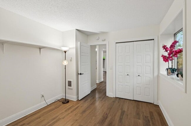 Building Photo - Newly Remodeled 2Bed 1Bath Townhome in Prior Lake!