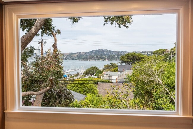 Building Photo - Mid Century Beauty in the Heart of the Banana Belt