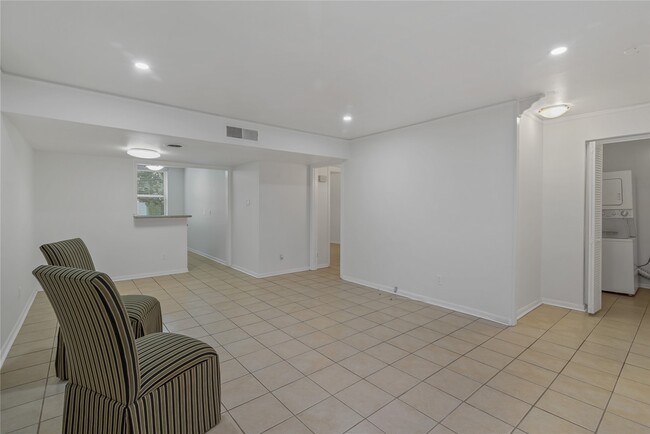 Building Photo - 2727 Briarhurst Dr