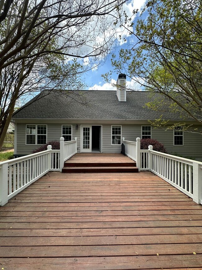 Building Photo - Move-In ready 3-bedroom 2-bathroom house on the Eastside
