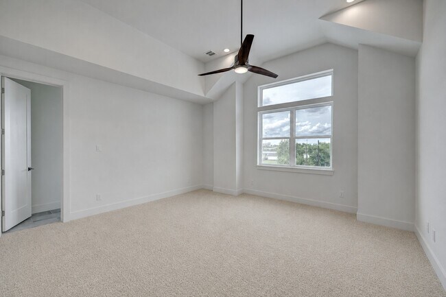 Building Photo - 1537 W 24th St