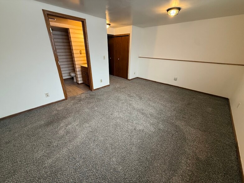 Building Photo - 1102 Smedal Dr