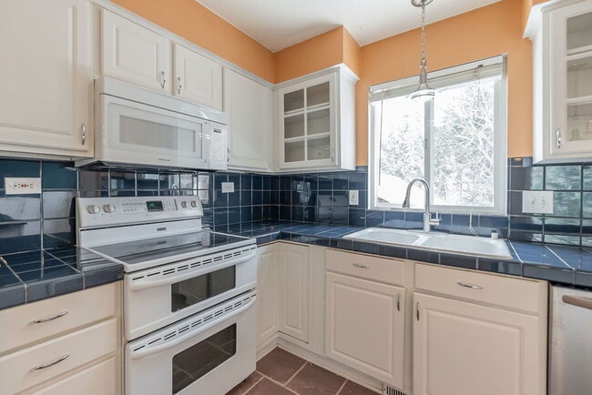Building Photo - Large Tri-Level Home