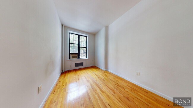 Primary Photo - 158 E 82nd St