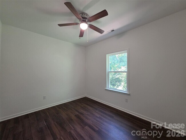Building Photo - 595 Foxwood Dr SE