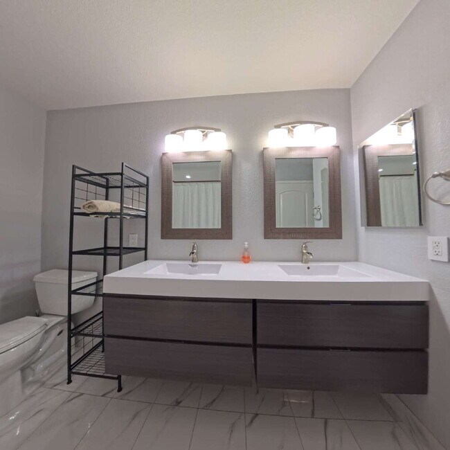 Building Photo - 1 BED 1 BATH CONDO 2nd FLOOR AT OPULENCE!