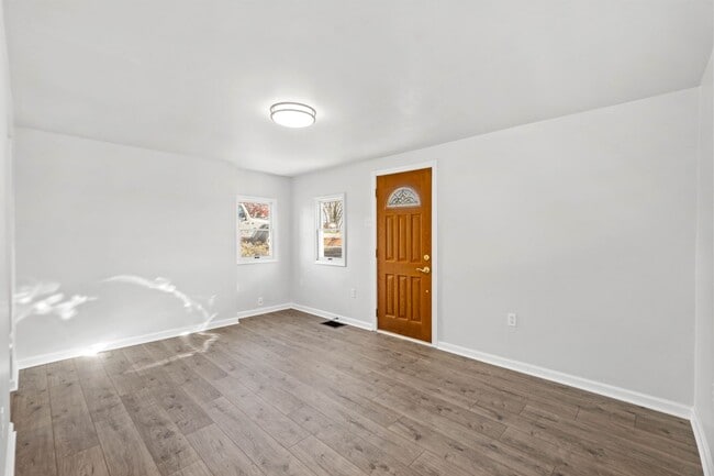 Building Photo - Gorgeous 2 bedroom house in West Mifflin available July 1!