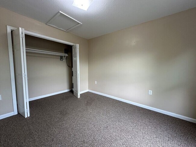 Building Photo - 10 Zell Ln