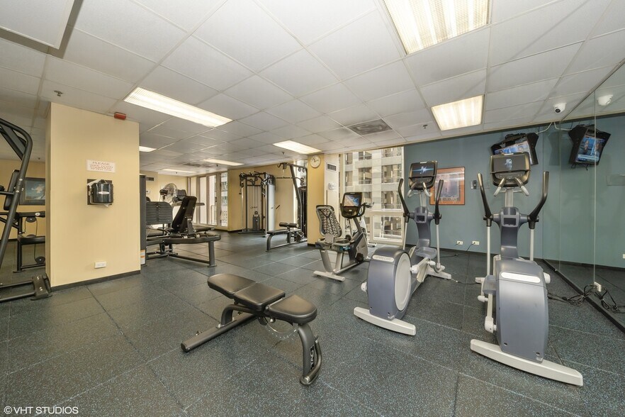 Building Photo - 200 N Dearborn St