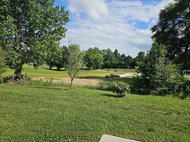 Building Photo - 645 Birdie Dr
