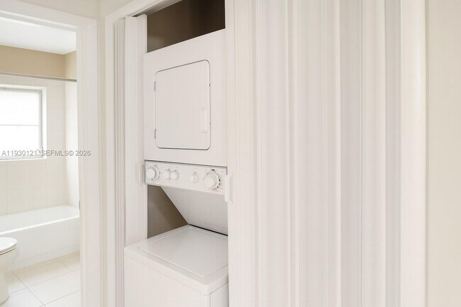 Building Photo - 4951 Wedgewood Way