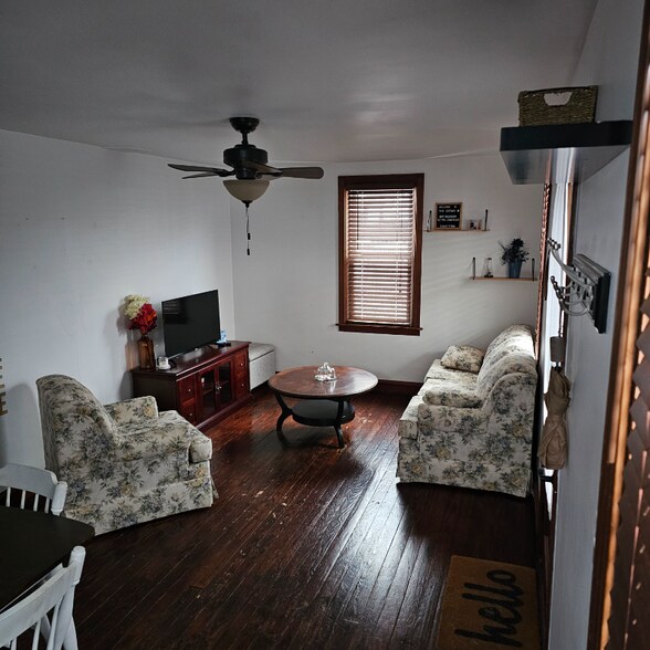 Building Photo - 8 Broad St