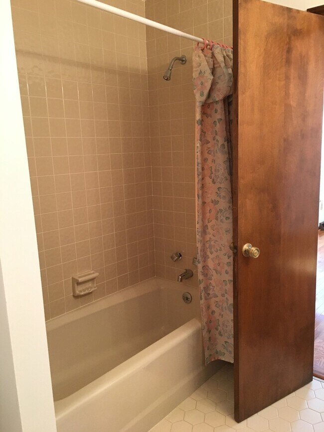 Building Photo - Spacious 3 Bedroom 2.5 Bath home located i...