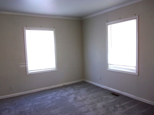 Building Photo - 526 Leslie St