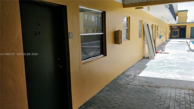 Building Photo - 1975 NE 135th St