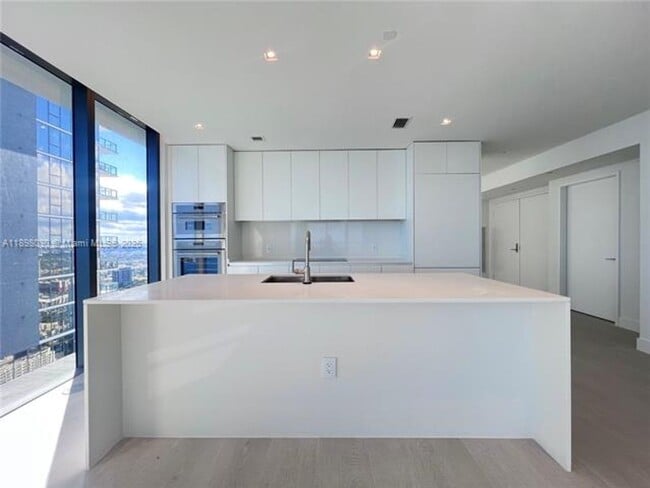 Building Photo - 700 NE 24th St