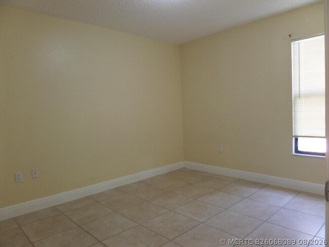 Building Photo - 1524 Lake Crystal Dr