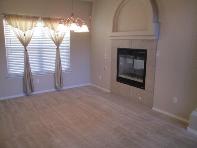 Building Photo - 4 Bedroom 2.5 Bath Home Far North West Alb...