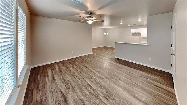 Building Photo - Beautiful 3-Bedroom Home in Yukon – Available Now!