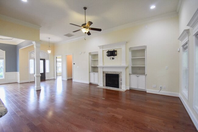 Building Photo - 4 Bedroom 2.5 Bathroom- Small Dogs Considered