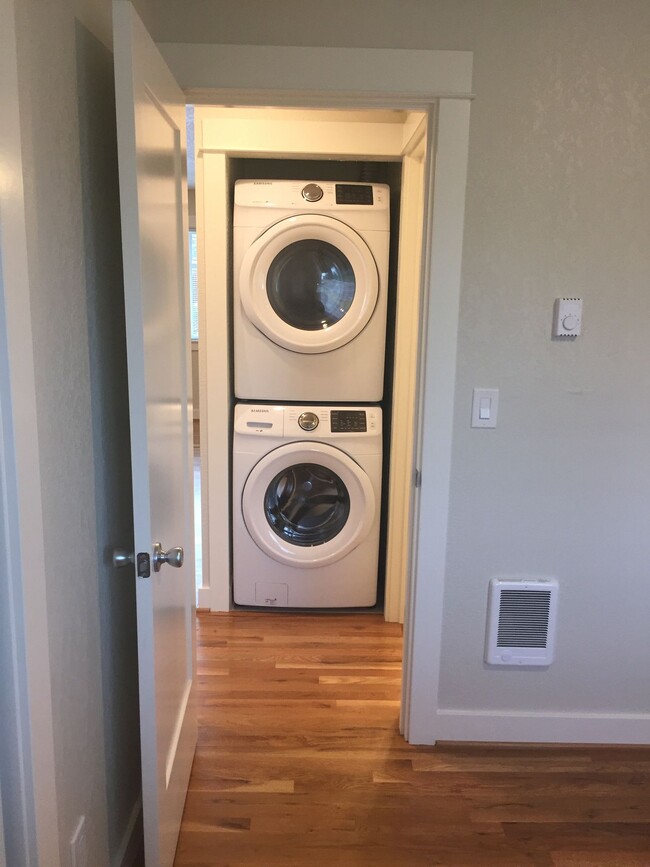 Building Photo - Spacious Like New Remodel 2BR-Portsmouth-N...