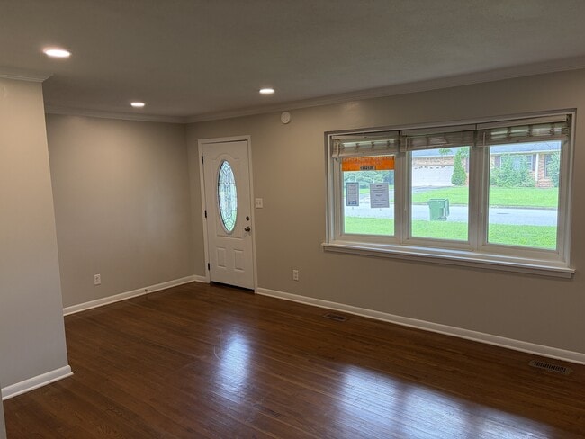 Building Photo - 2109 Villaret Dr SW