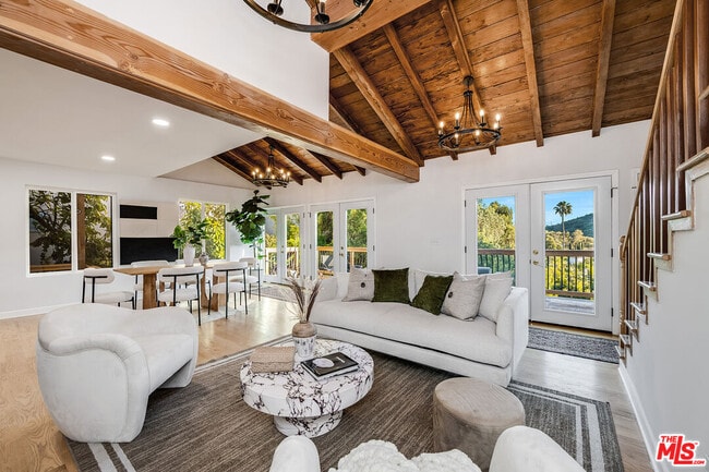 Building Photo - 3323 N Knoll Dr