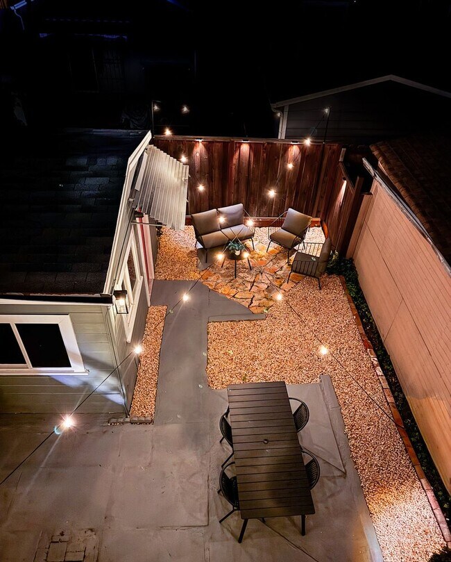 Building Photo - REMODELED HUGE BRIGHT 2400sf 4BR/3.5BA Havenscourt Split Level Home w Cottage AVAIL NOW