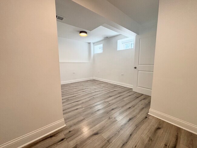 Building Photo - 1344 W Ohio St